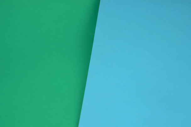 Dunkler gegen heller abstrakter Hintergrund mit schlichten, sanften und gesättigten blaugrünen Farben, die in zwei Hälften geteilt sind - Foto, Bild