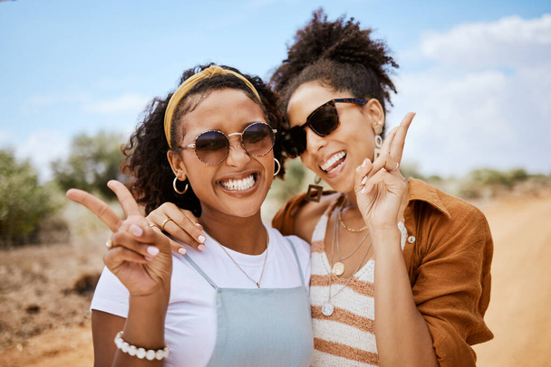 Природа, знак мира и друзья с улыбкой на отдыхе в Сафари вместе для путешествий в течение лета. Портрет африканских женщин на отдыхе в пустыне Африки для приключений с любовью и счастьем. - Фото, изображение