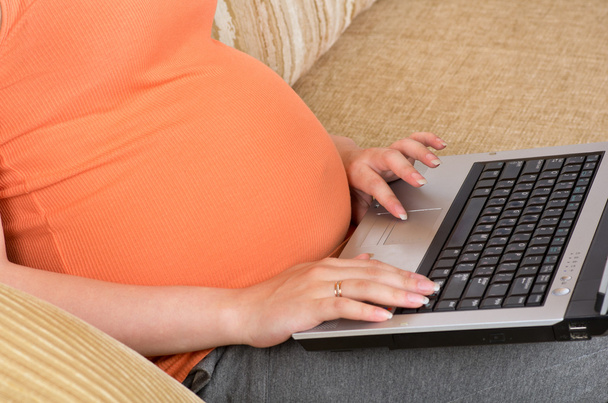Pregnant working online - Φωτογραφία, εικόνα