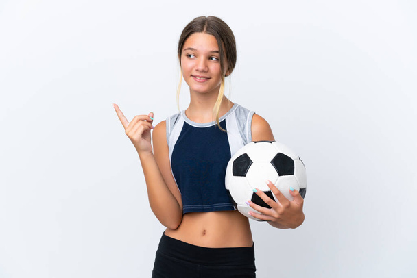 Pieni valkoihoinen tyttö pelaa jalkapalloa eristetty valkoisella taustalla osoittaa hyvä idea - Valokuva, kuva