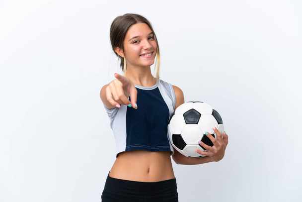 Kis kaukázusi lány focizik elszigetelt fehér háttér mutatva elöl boldog kifejezés - Fotó, kép