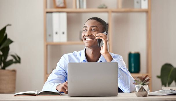 Szczęśliwy biznesmen na telefon podczas pracy nad laptopem w biurze. Corporate, profesjonalny i menedżer firmy uśmiech podczas tworzenia sieci na telefon rozmowy z technologii 5g. - Zdjęcie, obraz