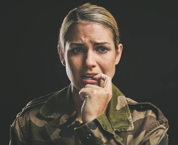 Katonai, hadsereg és nő poszttraumás stressz, stressz és az arc mutatják szorongás, mentális egészség vagy félelem fekete háttérrel. Háború, nő vagy katona frusztrált harapás köröm és depresszió, szomorú és egyenruha depressziós. - Fotó, kép