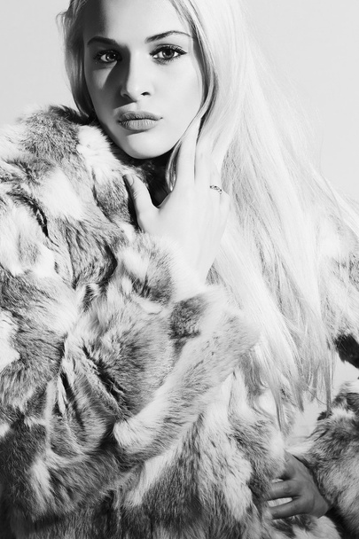 Monochromes Porträt einer schönen blonden Frau in Fell. Wintermode. Schönheit Mädchen im Pelz - Foto, Bild
