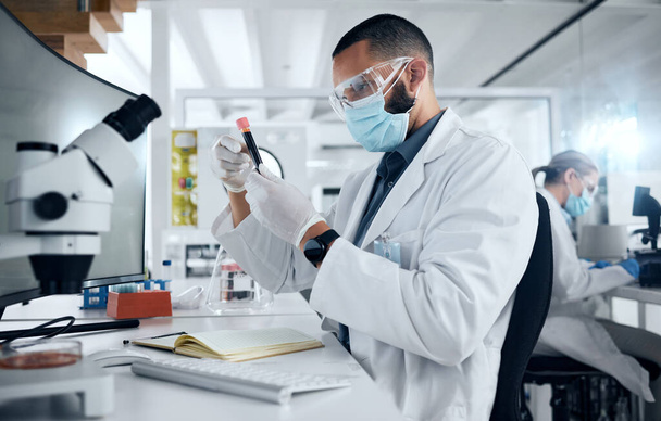 Člověk, laboratoř a výzkum ve vědě pro studium DNA viru s PPE pro bezpečnost, wellness a zdraví. Lékař, vědec nebo biolog pracují jako tým v laboratoři, analýza dat a covid pro zdravotnictví. - Fotografie, Obrázek
