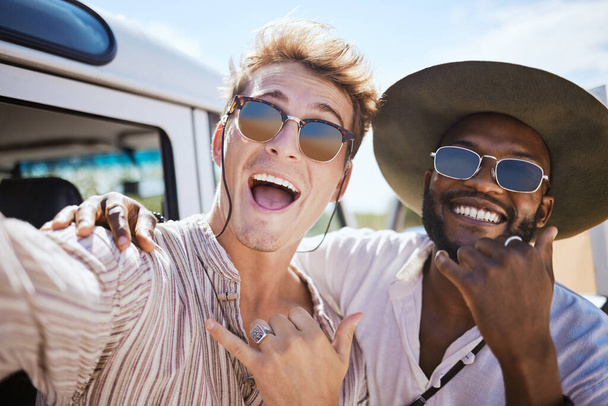 Freunde, Reisen und Selfie von Männern auf einem Roadtrip-Abenteuer im Sommer, Entspannung und Bindung in der Natur. Freiheit, Spaß und vielfältige Menschen lächeln und posieren für Fotos, fröhlich und glücklich auf dem Land. - Foto, Bild