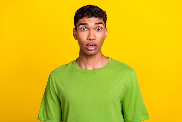 Portret pod wrażeniem zdezorientowany młody człowiek patrząc nie może uwierzyć izolowane na żółtym tle koloru. - Zdjęcie, obraz