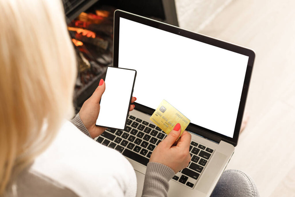 Alışveriş online kredi kartı holding ve sabah ile mobil akıllı telefon kullanarak eller. - Fotoğraf, Görsel