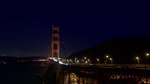 Ruch nocny mostu Golden Gate z wieżą Sutro Timelaspe - Materiał filmowy, wideo