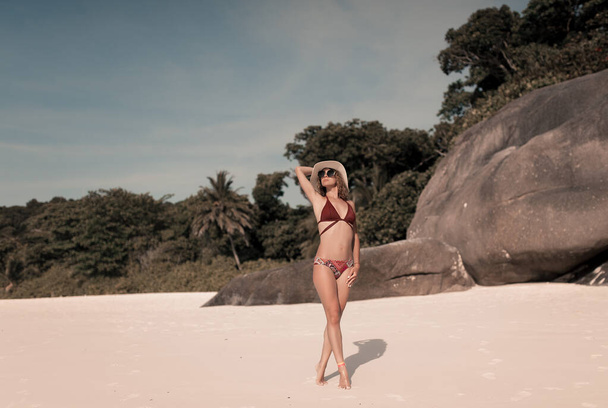 nuori kaunis kaunis seksikäs hoikka nainen trooppisella saarella. Tyylikäs naispuolinen tyttö mustassa uimapuvussa. Kesäloma Thaimaassa. Onnellinen, hauska, nautiskeleva auringonsäde, aurinkoinen. Hotellin tausta palmuja - Valokuva, kuva