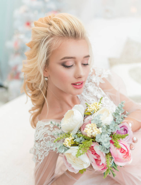 Young beauty fashion bride in winter decor with bouquet of flowers in her hands. Beautiful Bride portrait wedding makeup and hairstyle. Fashion bride model in luxury wedding dress. - Zdjęcie, obraz
