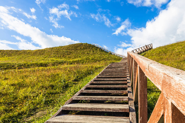 Escaliers en bois montant jusqu'au monticule historique de Seredzius, Lituanie. - Photo, image