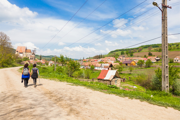 Randonneurs sur le sentier près du village Transylvanie
 - Photo, image