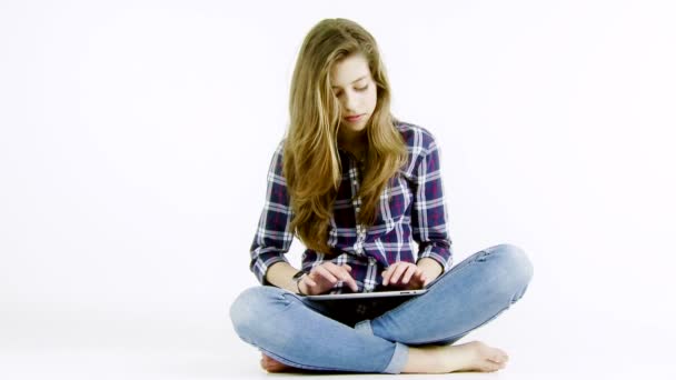 Girl chatting with tablet - Footage, Video