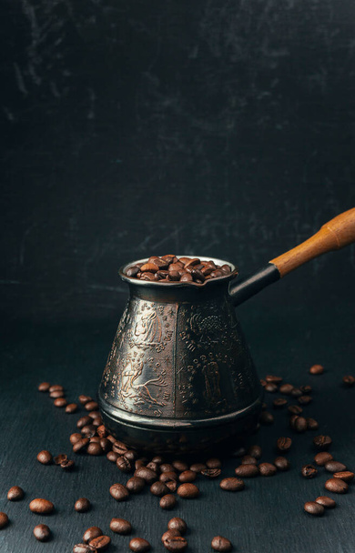 芳香族コーヒー豆。木の背景にコーヒーホット&フレッシュモーニングコーヒー。コーヒー豆の食感やコーヒー豆の背景。焙煎したコーヒー豆。コピースペース. - 写真・画像