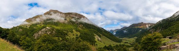 Krajobraz pirenejski, w dolinie Ossau, Bearn, Francja - Zdjęcie, obraz