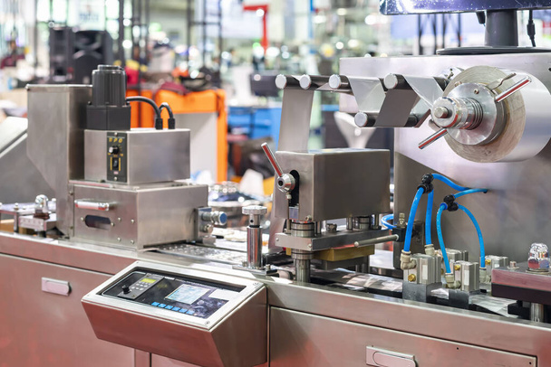 rolki folii aluminiowej opakowania blistra w automatycznej maszynie do produkcji farmaceutycznej w przemyśle - Zdjęcie, obraz