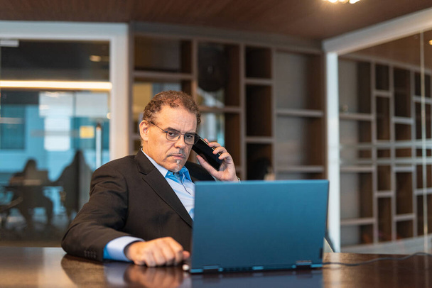 Retrato de homem de negócios usando computador portátil no escritório tiro horizontal - Foto, Imagem