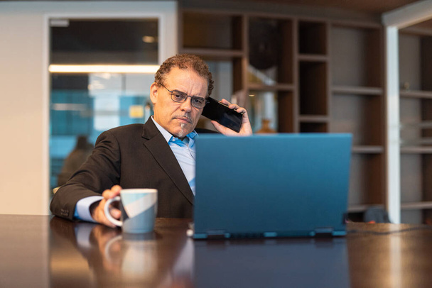 Retrato de hombre de negocios utilizando ordenador portátil en la oficina plano horizontal - Foto, imagen