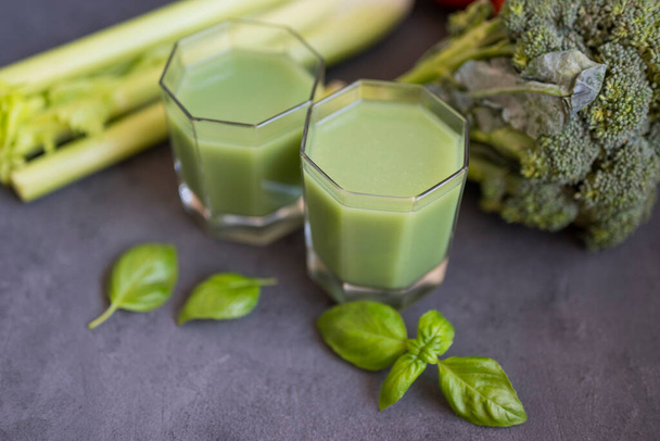 heerlijke gezonde groentesmoothie met basilicum en broccoli - Foto, afbeelding