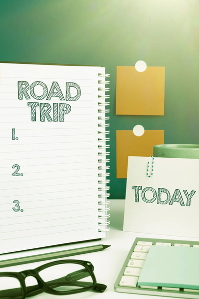 Написание отображения текста Road Trip, бизнес-идея бродить по местам без определенного или точного места назначения - Фото, изображение