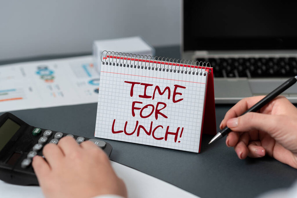 Handgeschriebenes Schild Be Your Own Boss, Konzept, das bedeutet Moment, um eine Mahlzeit zu haben Pause von der Arbeit Entspannen Sie sich essen trinken Ruhe - Foto, Bild