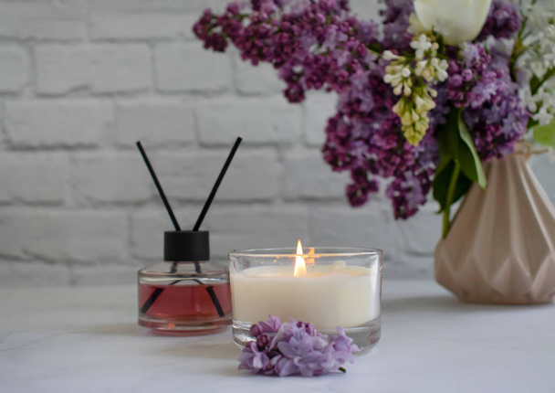 Perfume para el hogar, flor, vela sobre un fondo claro - Foto, Imagen