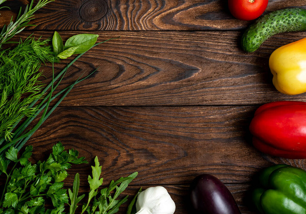 зелени и овощи на деревянном фоне - Фото, изображение