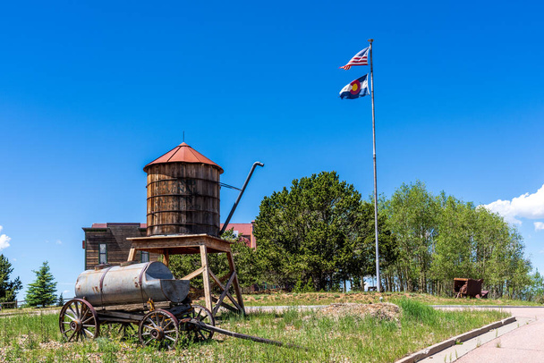 anticuado tanque de agua y vagón de ferrocarril en frente del Pikes Peak Heritage Center en Cripple Creek, Colorado - Foto, imagen