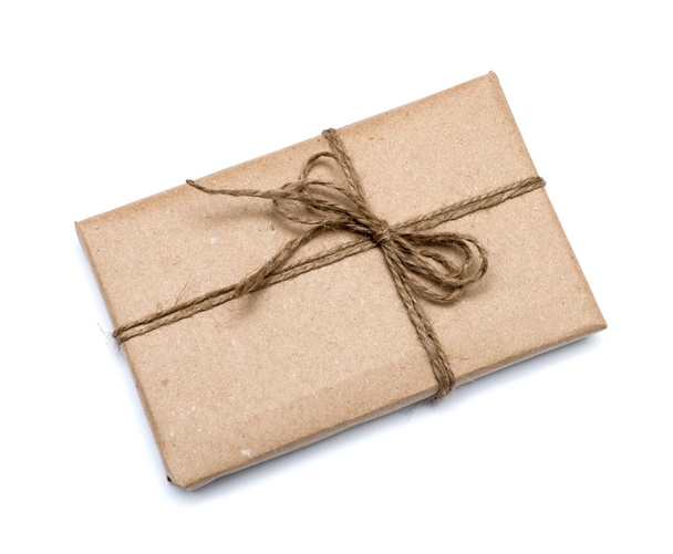 paquete envuelto con papel kraft marrón aislado sobre fondo blanco
 - Foto, Imagen