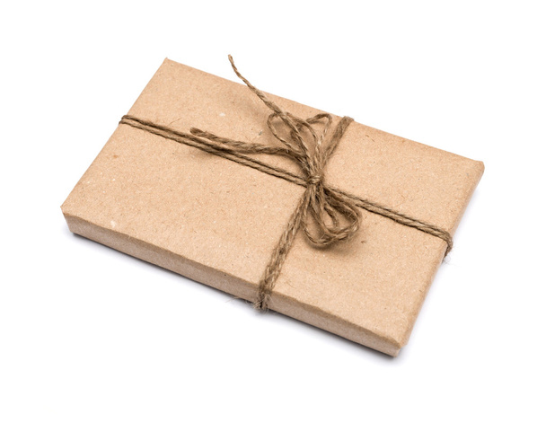 paczka pakowane papier pakowy brązowy na białym tle na biały backgrou - Zdjęcie, obraz