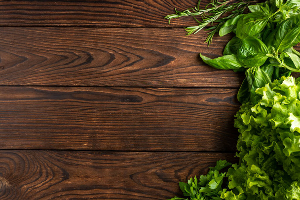 verduras verdes sobre un fondo de madera - Foto, imagen