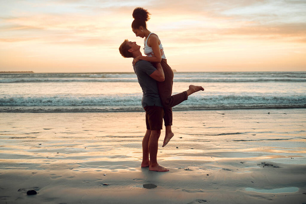Boldog pár a strandon ölelés és a szerelem ünnepe romantikus naplemente trópusi óceán víz hawaii luxus nyaralás utazás vagy nyaralás. Nő és férfi társkereső és ünneplés eljegyzési bejelentés. - Fotó, kép