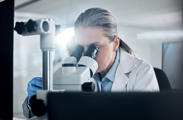 研究室での科学研究開発やテストのための顕微鏡で科学者の革新.医療用レンズ、バイオテクノロジーの専門家や分析、または健康調査のための光のサンプルの研究. - 写真・画像