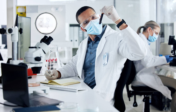 医学、医療、イノベーションのためのワクチン研究に取り組む研究室の男性とのコヴィド、科学と血液。Dna 、分析と専門家科学者や医学と薬局、テストとビジョン. - 写真・画像