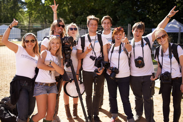 Ομάδα φανταστικών φωτογράφων. Ομαδική φωτογραφία ομάδας χαρούμενων φωτογράφων σε μουσικό φεστιβάλ - Φωτογραφία, εικόνα