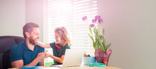 Evde dizüstü bilgisayarı olan baba-oğul pankartı, gözlüklü oğlunun evde bilgisayar okumasına yardım eden mutlu bir baba.. - Fotoğraf, Görsel