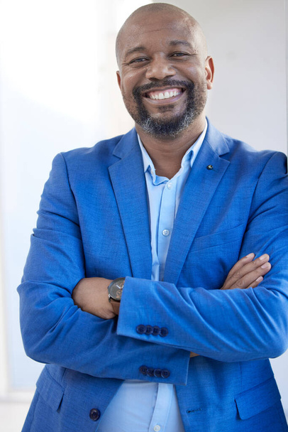 ビジネス最高経営責任者(CEO) 、黒人男性リーダーシップと青いスーツで肖像画、ジャマイカの企業と幸せな仕事のマネージャー。笑顔アフリカの起業家、成熟したスタートアップのボスとプロの経営陣. - 写真・画像
