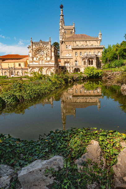 Blick auf den Palast von Bucaco mit Garten in Portugal. Der Palast wurde zwischen 1888 und 1907 im neomanuelinischen Stil erbaut. Luso, Mealhada - Foto, Bild