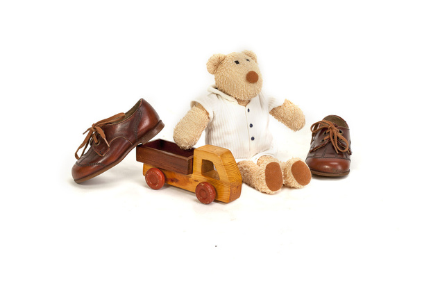 Комплект для мальчика, экологические игрушки и дорогие туфли на белом фоне
 - Фото, изображение