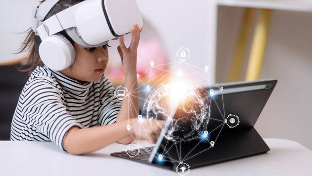 Bambina che usa occhiali VR a casa per imparare i pianeti del sistema solare. Concetto moderno di educazione scientifica. Focus selettivo. - Foto, immagini