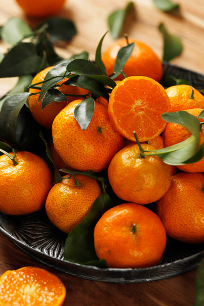 Friss klementin mandarin gyümölcs és levél háttér - Fotó, kép