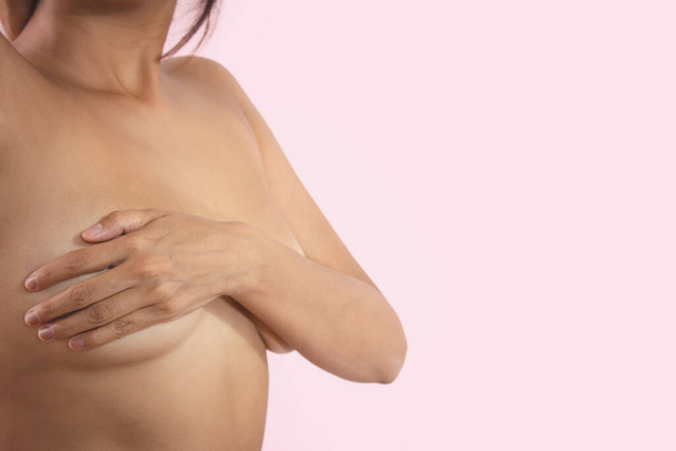 Profil du torse d'une femme latine nue effectuant un auto-examen pour prévenir le cancer du sein. Photo de haute qualité - Photo, image