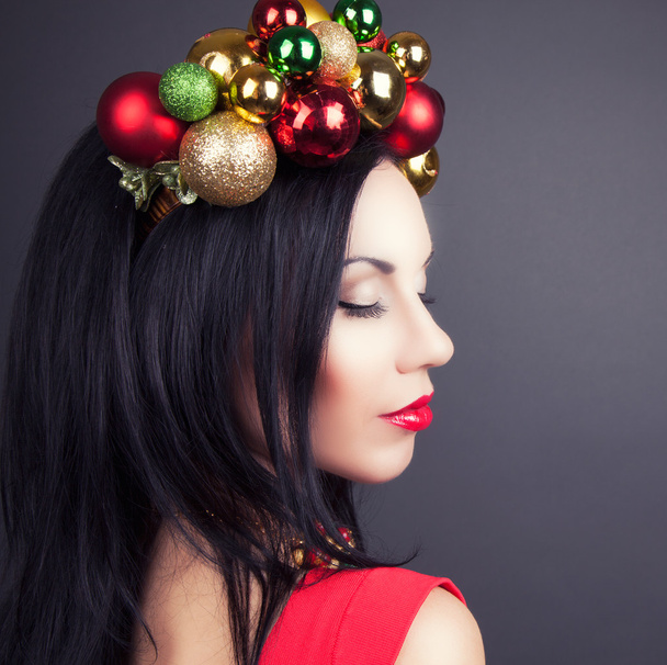 Woman wearing Christmas wreath - Foto, afbeelding