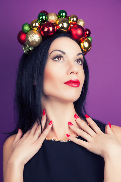 Woman wearing Christmas wreath - Valokuva, kuva
