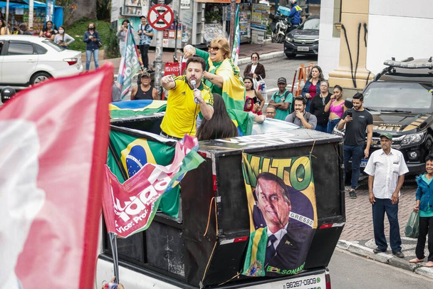 (INT) Οι υποστηρικτές της κυβέρνησης Bolsonaro έρχονται αντιμέτωποι με μέλη των Εργατικών Κομμάτων στο Guarulhos, στο μεγαλύτερο Σάο Πάολο. 7 Οκτωβρίου 2022, Guarulhos, Σάο Πάολο, Guarulhos ακτιβιστής Lucinha Ramiro, υποστηρικτής του Προέδρου Jair Messias Bolsonaro - Φωτογραφία, εικόνα