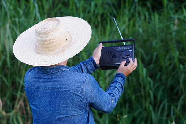 Çiftçilerin AM, FM transistör radyo alıcılarının arka görüntüsü. Konsept: Müzik, haber, bilgi ve radyodan reklamla birlikte çalışmaktan mutluluk duyarız. Taşra yaşam tarzı. Analog teknolojisi.     - Fotoğraf, Görsel