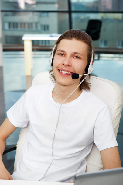 Close-up van glimlachen klant dienst uitvoerend of student met hij - Foto, afbeelding