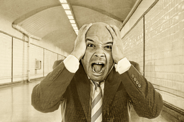 Νεαρή απελπισμένη επιχειρηματίας ουρλιάζοντας στο στρες φορώντας κοστούμι και γραβάτα για σήραγγα δρόμου του μετρό - Φωτογραφία, εικόνα