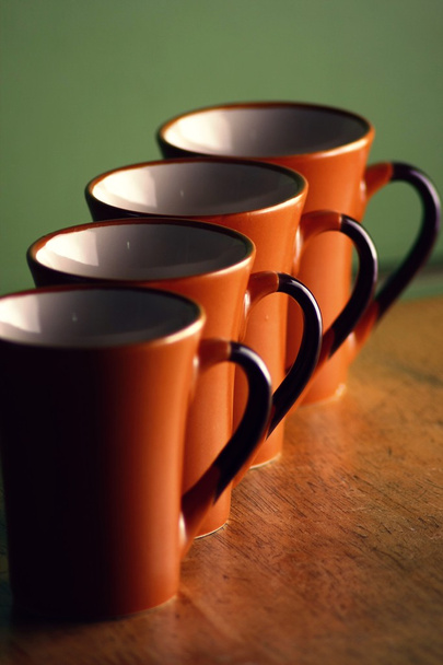 Fila de canecas de café
 - Foto, Imagem